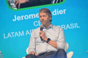 Inteligência artificial no setor aéreo deve apoiar, não substituir pessoas, defende LATAM