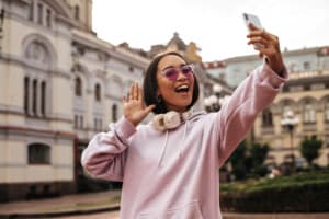 Plataforma de afiliados Stay22 capta US$ 122 mi para expandir monetização com IA no turismo