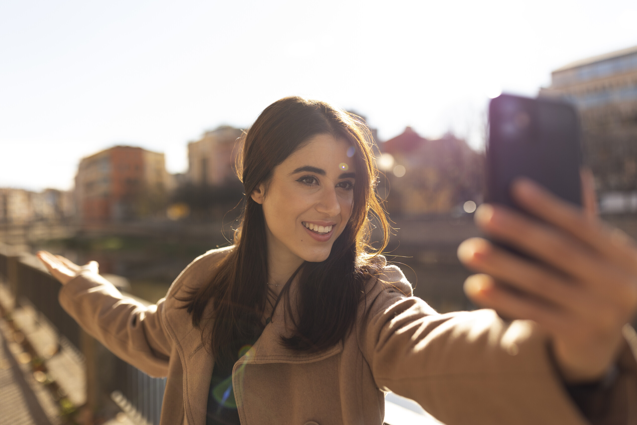 medium-shot-smiley-woman-taking-selfie