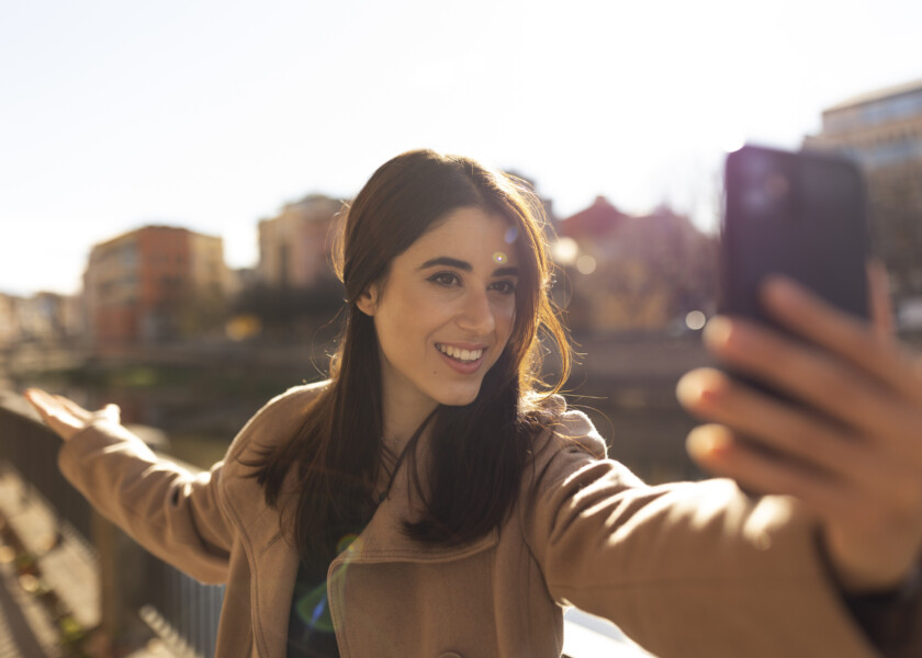 medium-shot-smiley-woman-taking-selfie